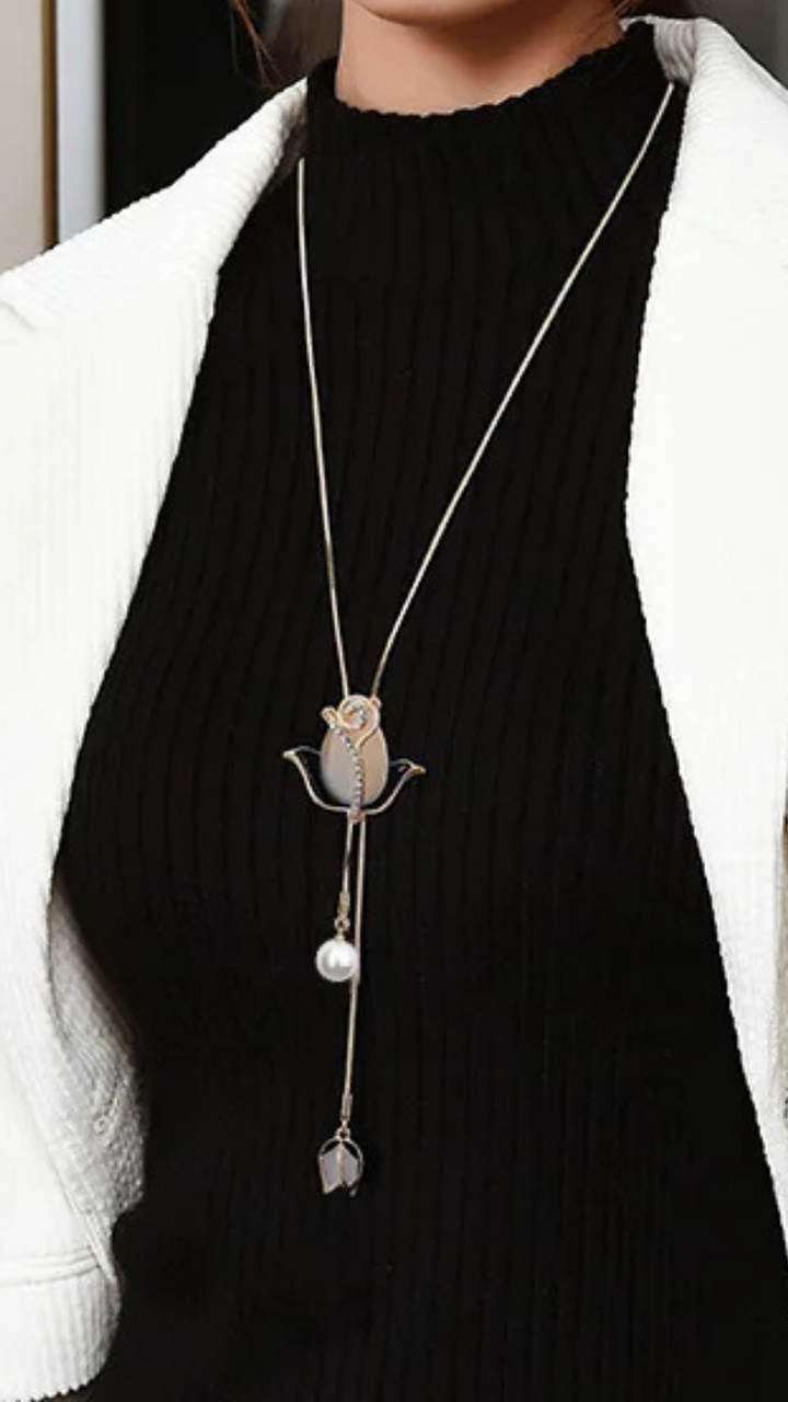 Shayla - Elegant Flower Necklace