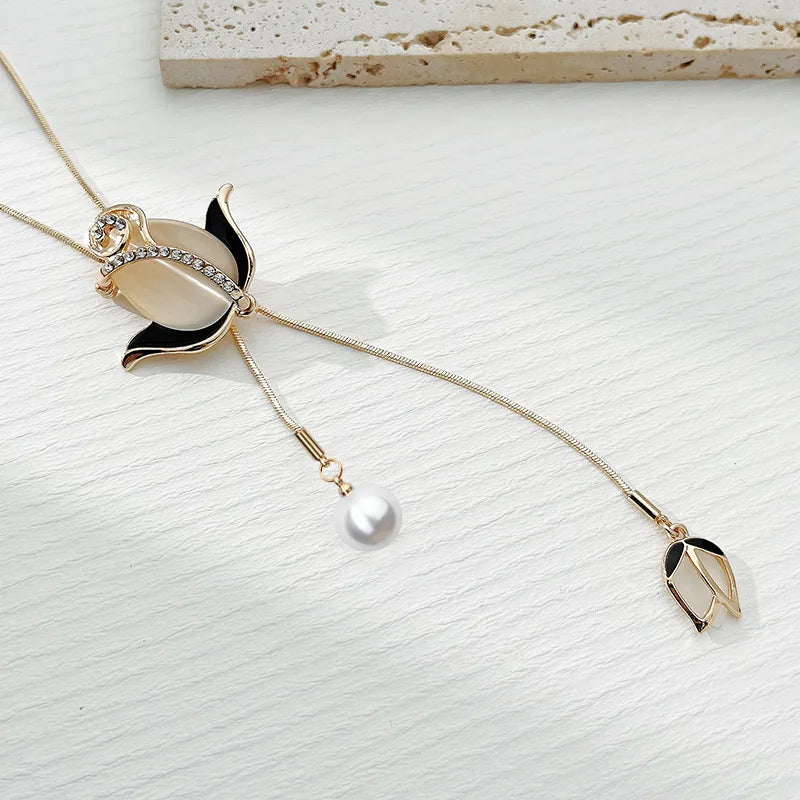 Shayla - Elegant Flower Necklace