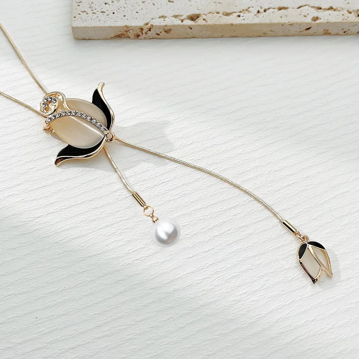 Shayla - Elegant Flower Necklace